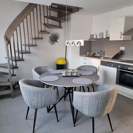 Nette Mit Balkon Fuer 4 Personen In Der Hafenstadt Sassnitz, Ostseekueste Deutschland * Sassnitz